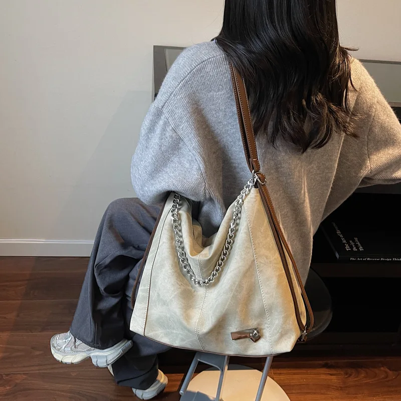 

A high-end tote bag for women, large capacity fashionable casual shoulder bag, niche commuting bag, versatile bag