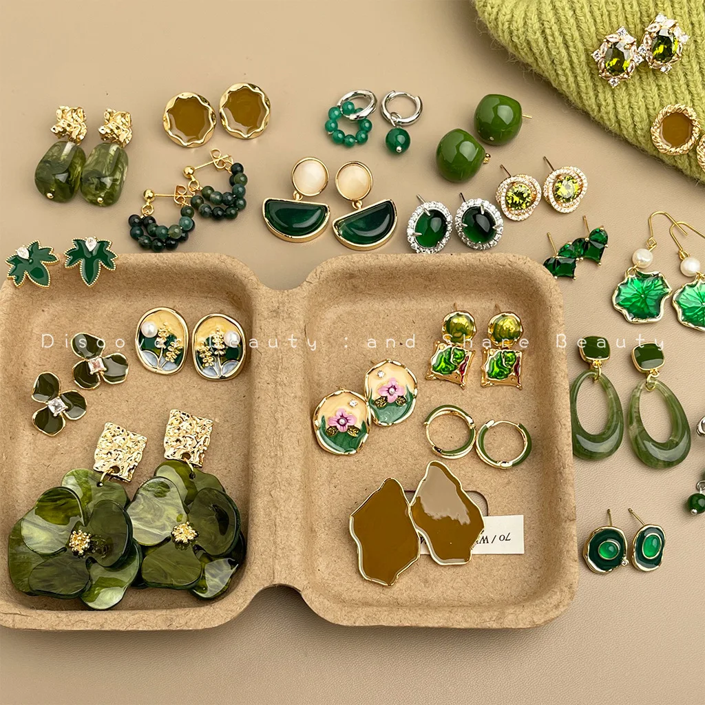 accessori-fai-da-te-orecchini-a-perno-con-zirconi-di-lusso-leggero-stile-francese-con-fiore-verde-effetto-goccia-d'olio-e-motivo-a-ombra-verde-maculata-effetto-pittura-a-olio