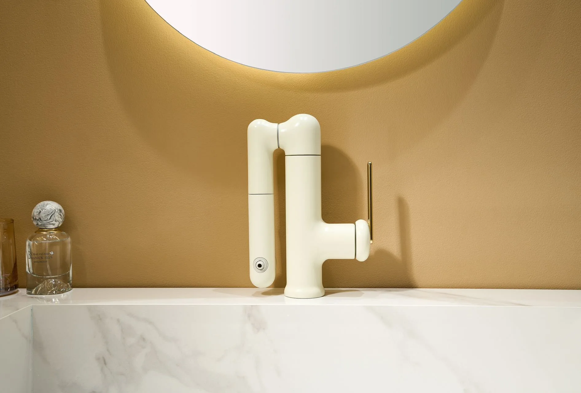 Mechanical Arm Pull-Out Rotating Faucet for Wash Basin - Wall Mounted with Flexible Tubing And Quick Connect Nozzle