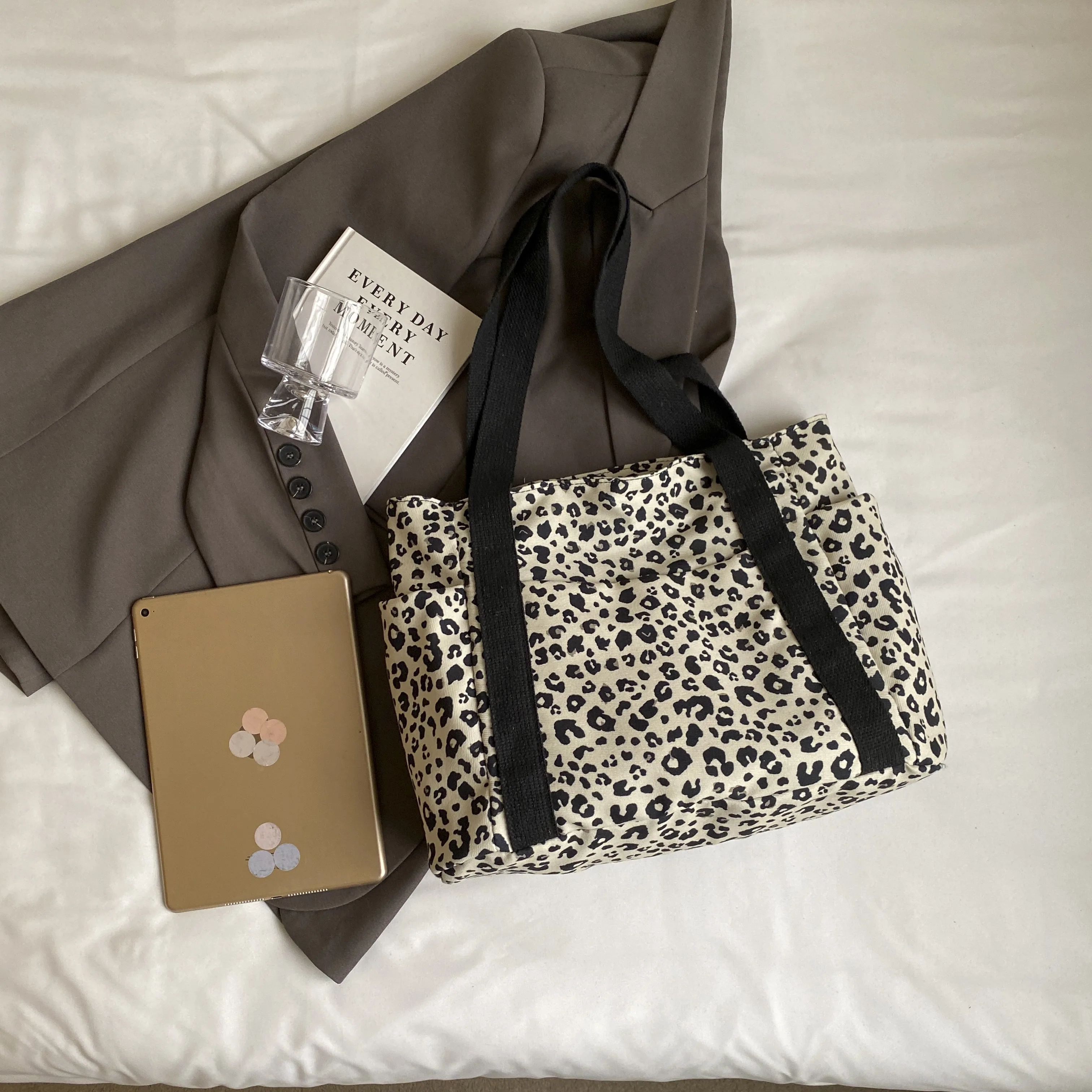 Fashionable leopard print minimalist casual large capacity tote bag for commuting to school