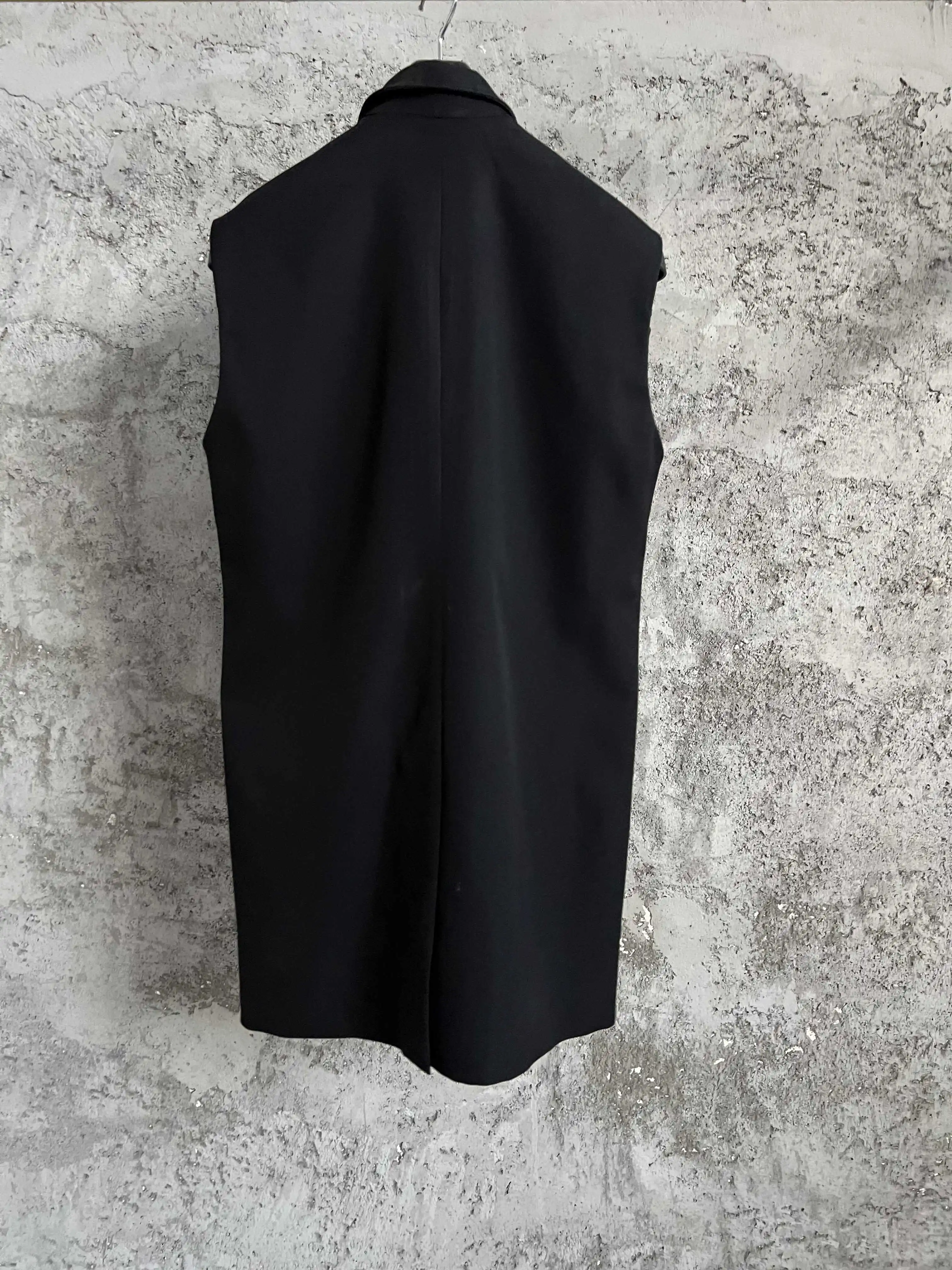 حاشية غير متناظرة، تصميم بصدر واحد، جيب كبير، صدرية، بدلة سوداء، ياقة، بلا أكمام #4