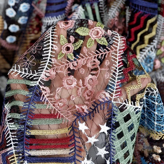 Schwarzer weicher Mesh-Stoff mit botanischer Stickerei, bestickter Spitze für Kleid, Kostüm, Designer-Stoff