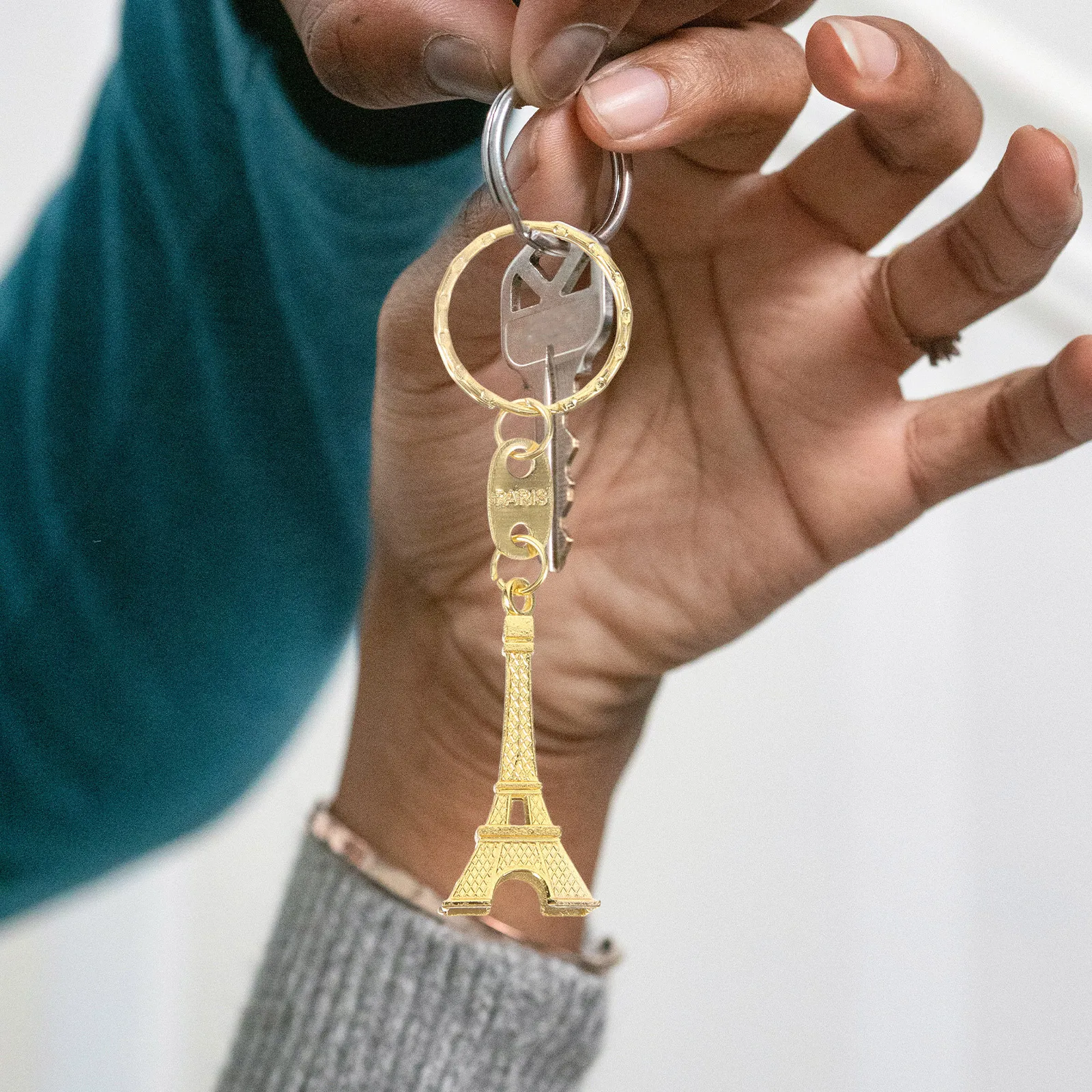 

12 Pcs Eiffel Tower Keychain Vintage Keyring Women Accessories Bag Charm Souvenir Metal Material Long Use Birthday Gift