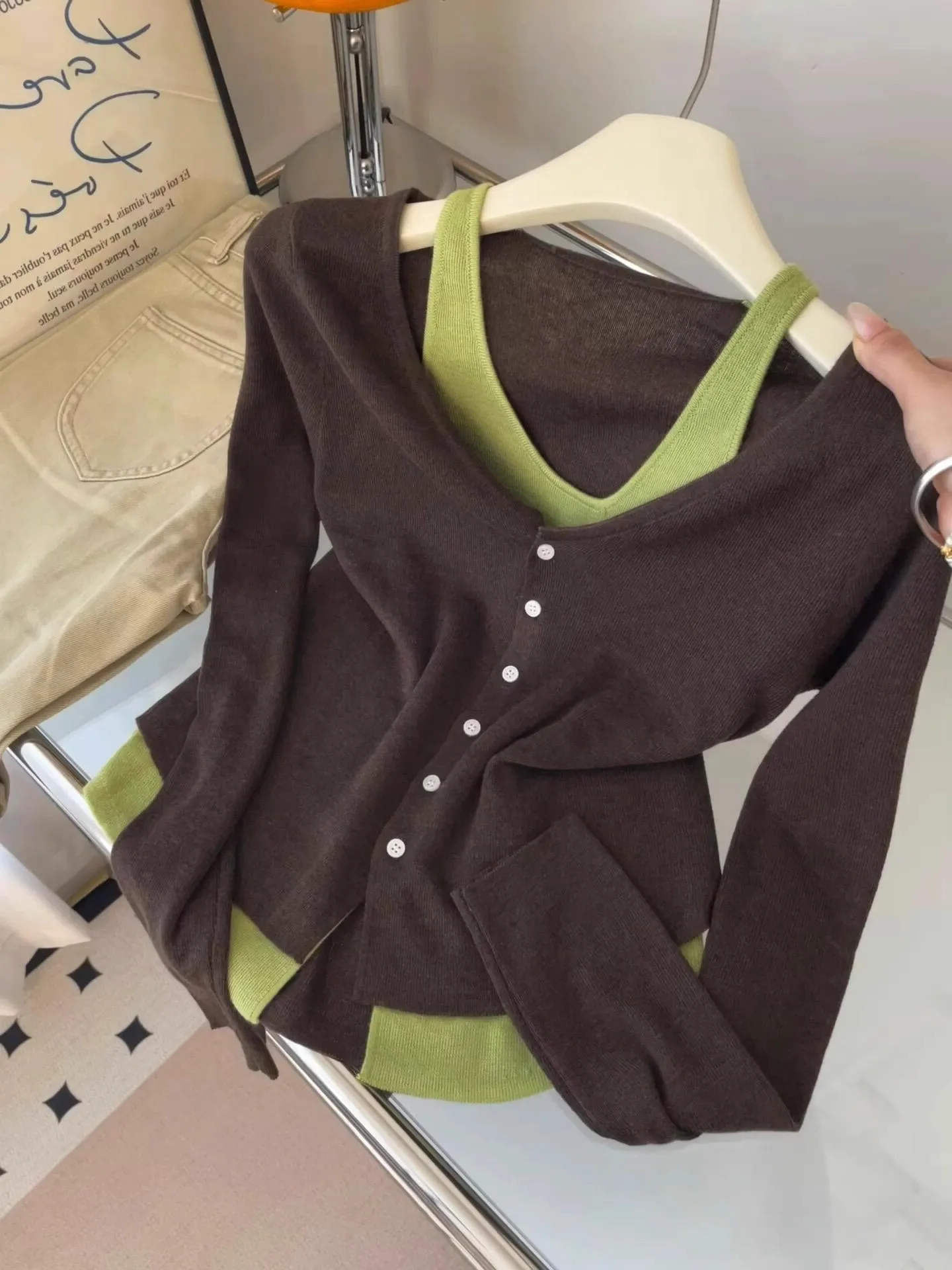 

American Color Blo Fake Two-Piece Knitted Top Women's Autumn New Design Unique Slim Fit Long Sve V-Ne Single Button Cl...