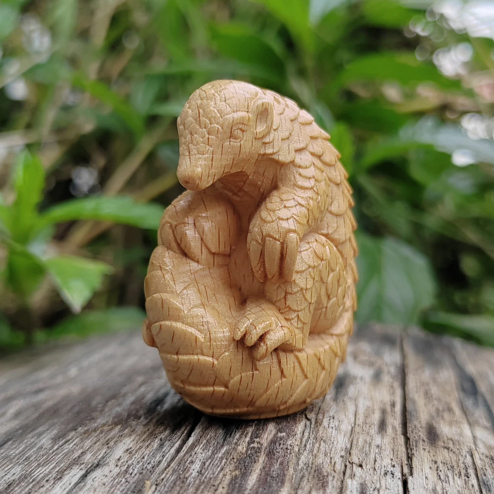 1.8 Inch Wood Carved Pangolin Figurine Ornament, Hand-Carved, Realistic Style, Suitable for Halloween Decorations, Creative Desktop Decoration, Housewarming Gift, Indoor Decoration, Bedroom, Centerpiece Decoration, New Year Gift
