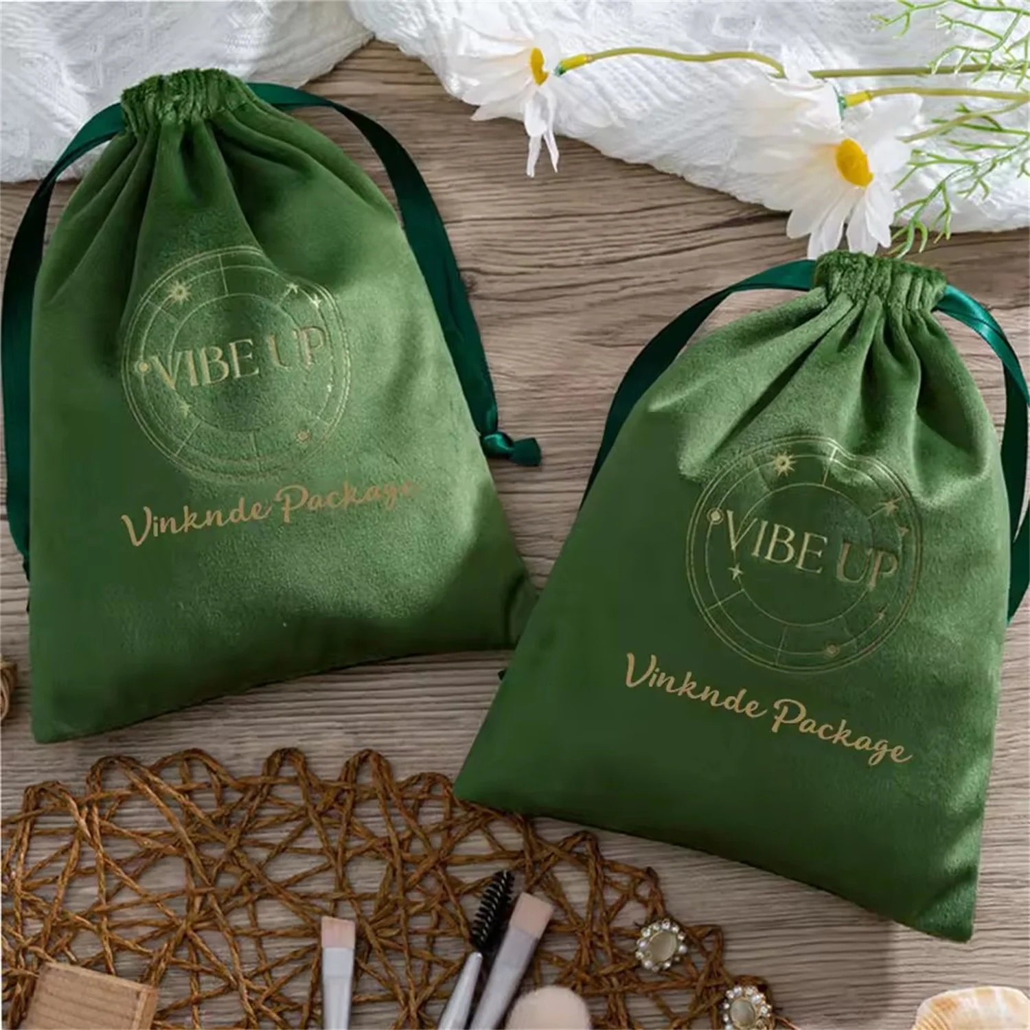 100 قطعة أكياس التعبئة والتغليف المخملية الخضراء الفاخرة حفل زفاف لصالح كاندي جودي أكياس شعار مخصص الرباط مجوهرات المنظم شنطة هدايا