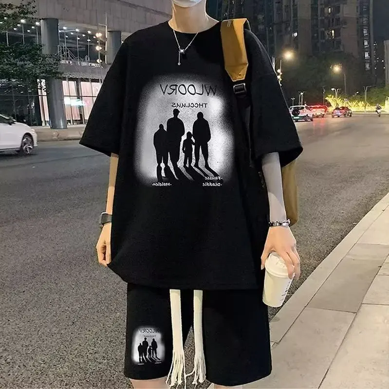 

Мужской летний комплект Hong Kong Sle: свободная футболка с круглым вырезом и принтом, повседневные хлопковые шорты с пятью пуговицами