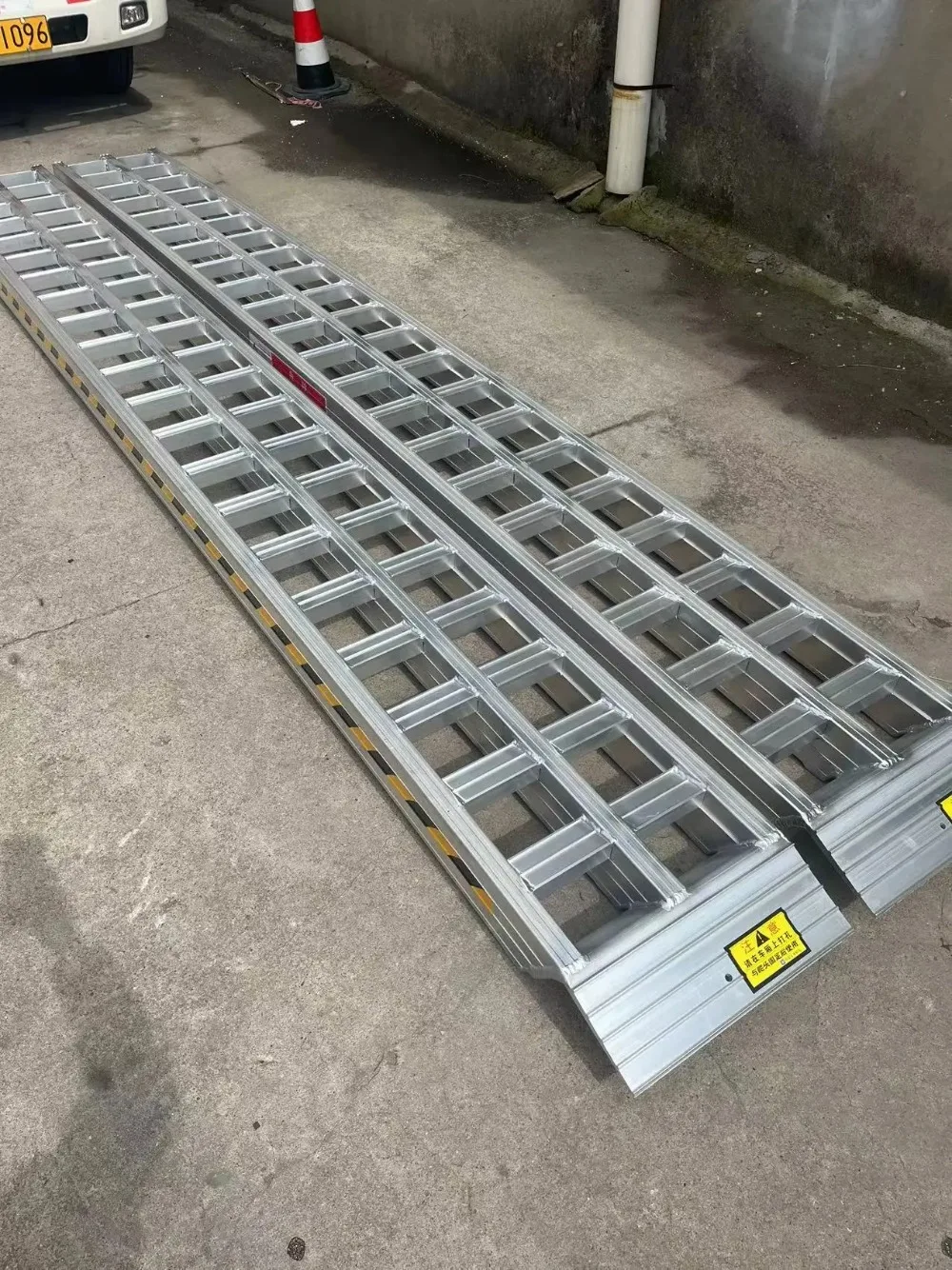 Aluminum Unloading Ramp Folding Loading Ramp, Heavy Duty ATV Aluminum Loading and Unloading Ramp Capacity 1500 lbs
