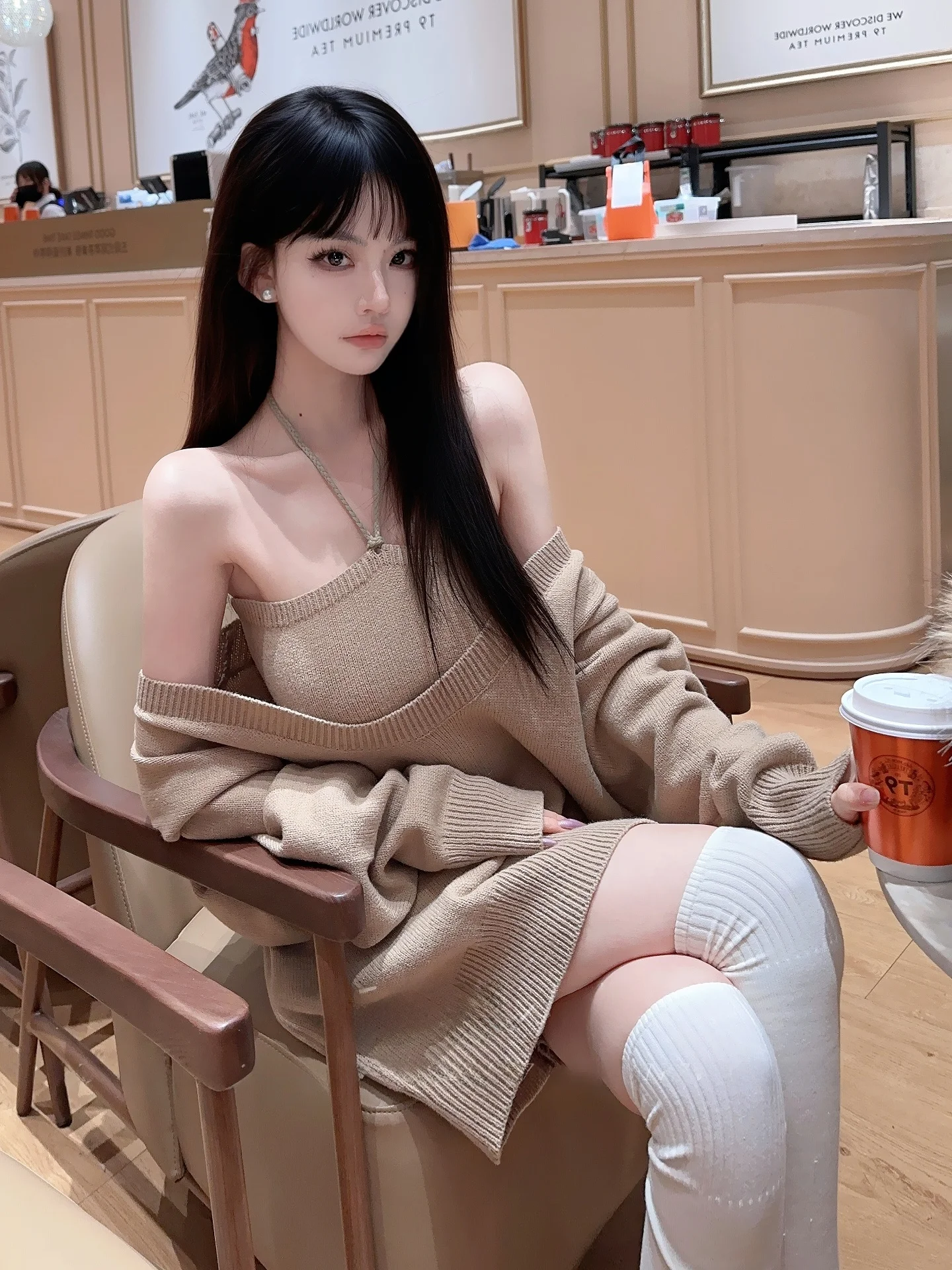 

Корейский стиль: Новинка! Женский вязаный комплект из двух предметов: свободная кофта с длинным рукавом и облегающий сексуальный топ-халтер.