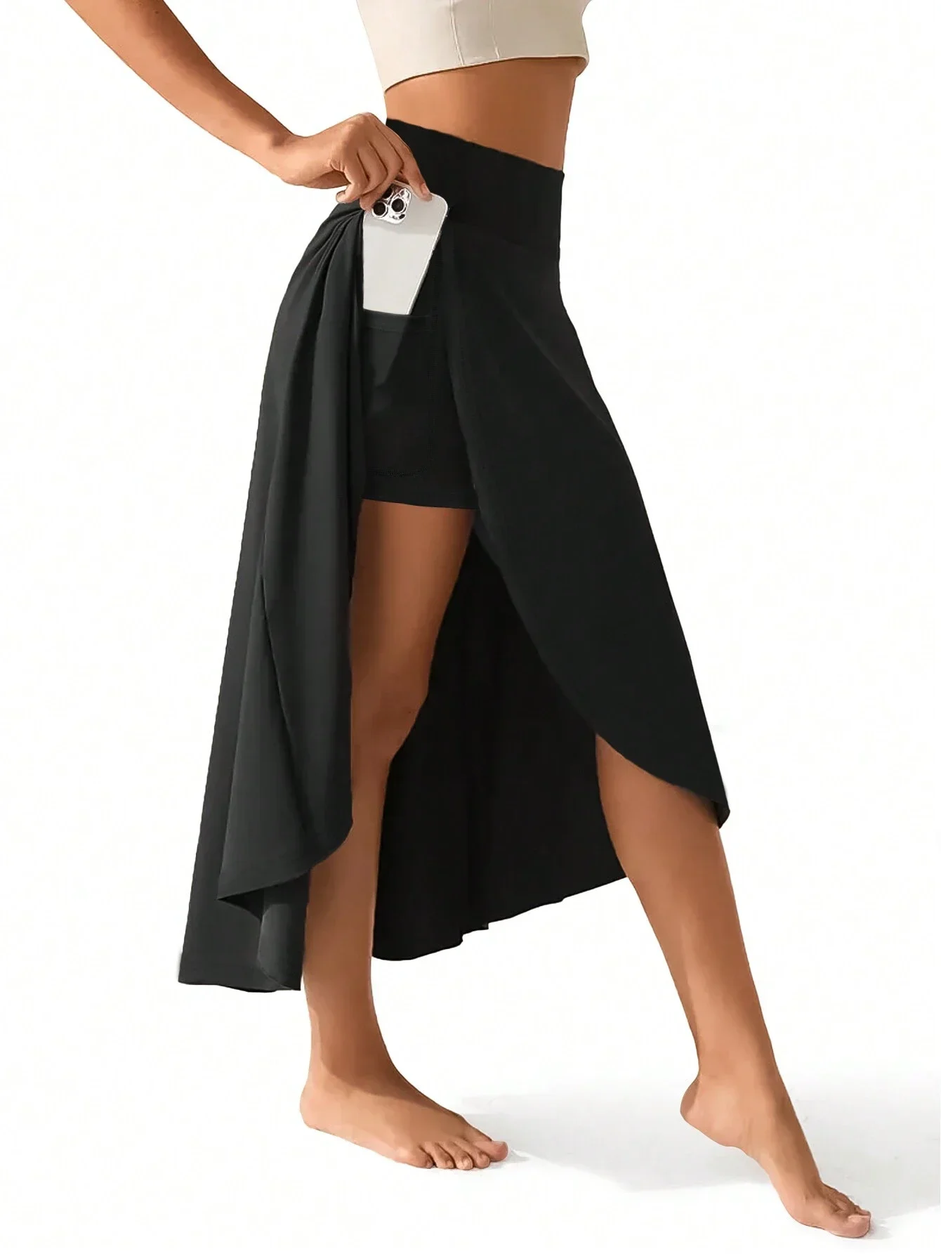 Saia esportiva dividida de cintura alta 2 en 1 feminina com bolsos internos, leve e elástica para uso ativo-casual cor sólida