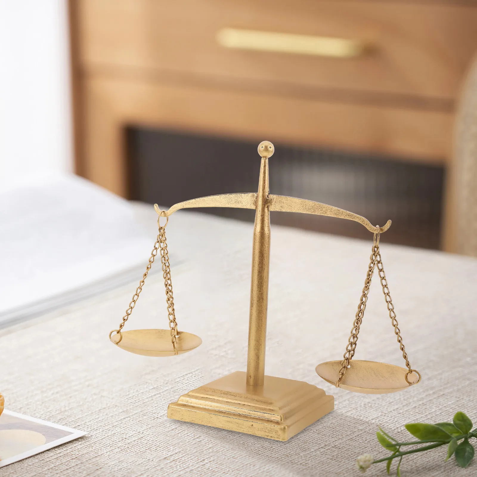 

Декоративные весы: винтажная железная настольная скульптура для юридического кабинета и домашнего декора, металлическая статуэтка Весов, украшение в виде символа справедливости.