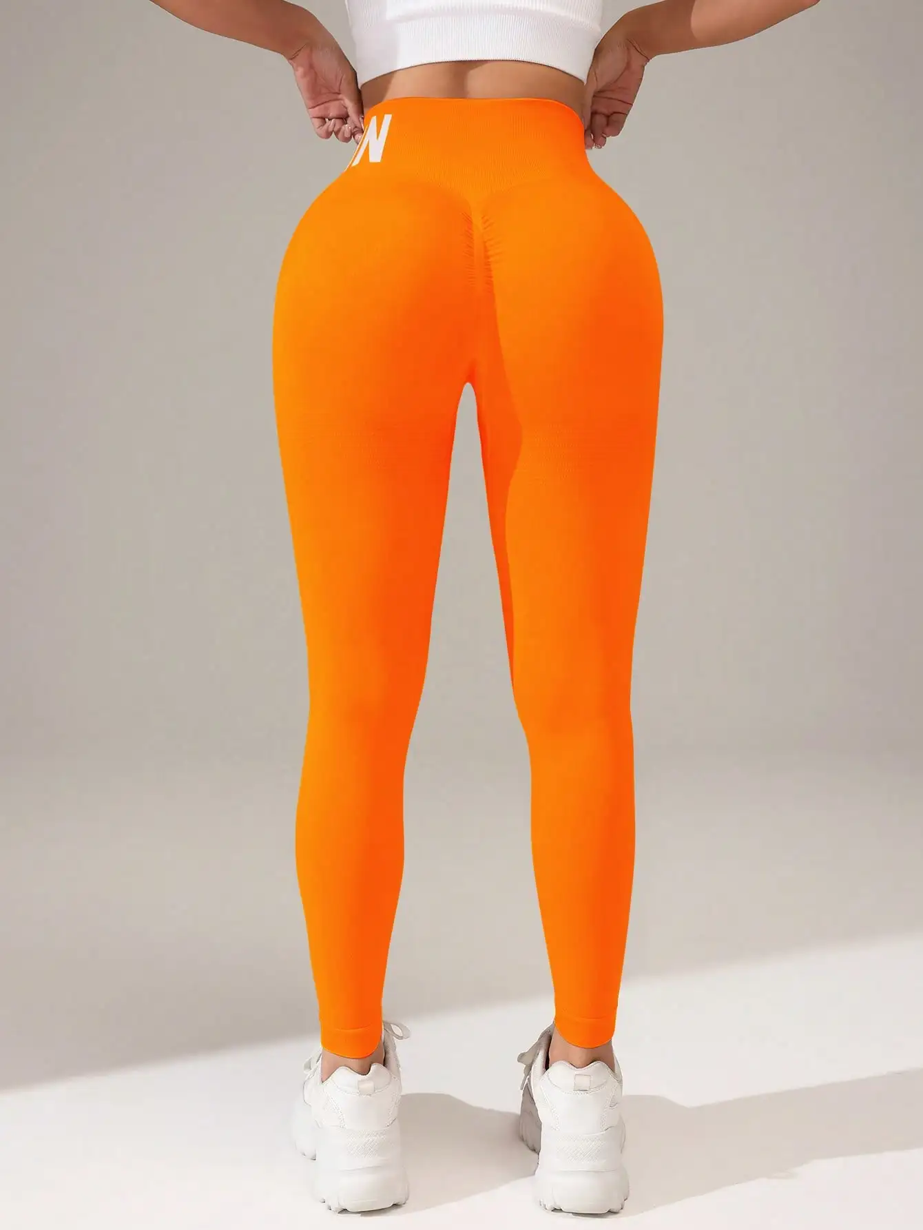 Leggings de yoga sans couture européens et américains avec lettrage de ceinture, collants respirants pour femmes à séchage rapide pour le rehaussement des fesses pour les pois