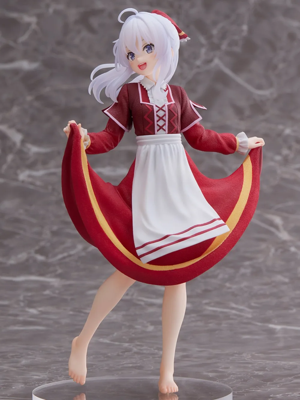 타이토 방황의 마녀: 엘라이나의 여정 ‌   포도를 밟는 소녀 피규어 애니메이션 모델 장난감 데스크탑 장식품 컬렉션