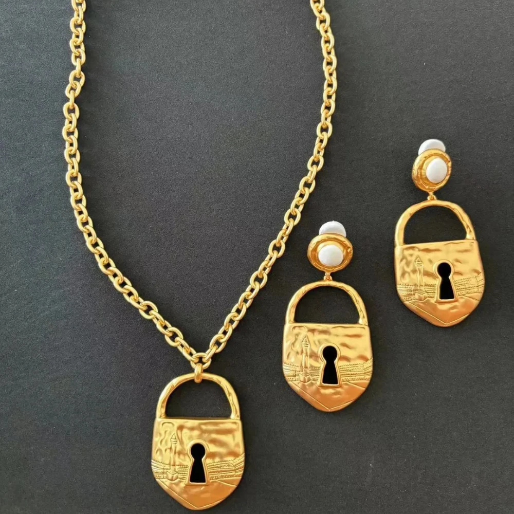 

Vintage small lock head chain keyhole fashion European and American necklace 2025 Fashion New model