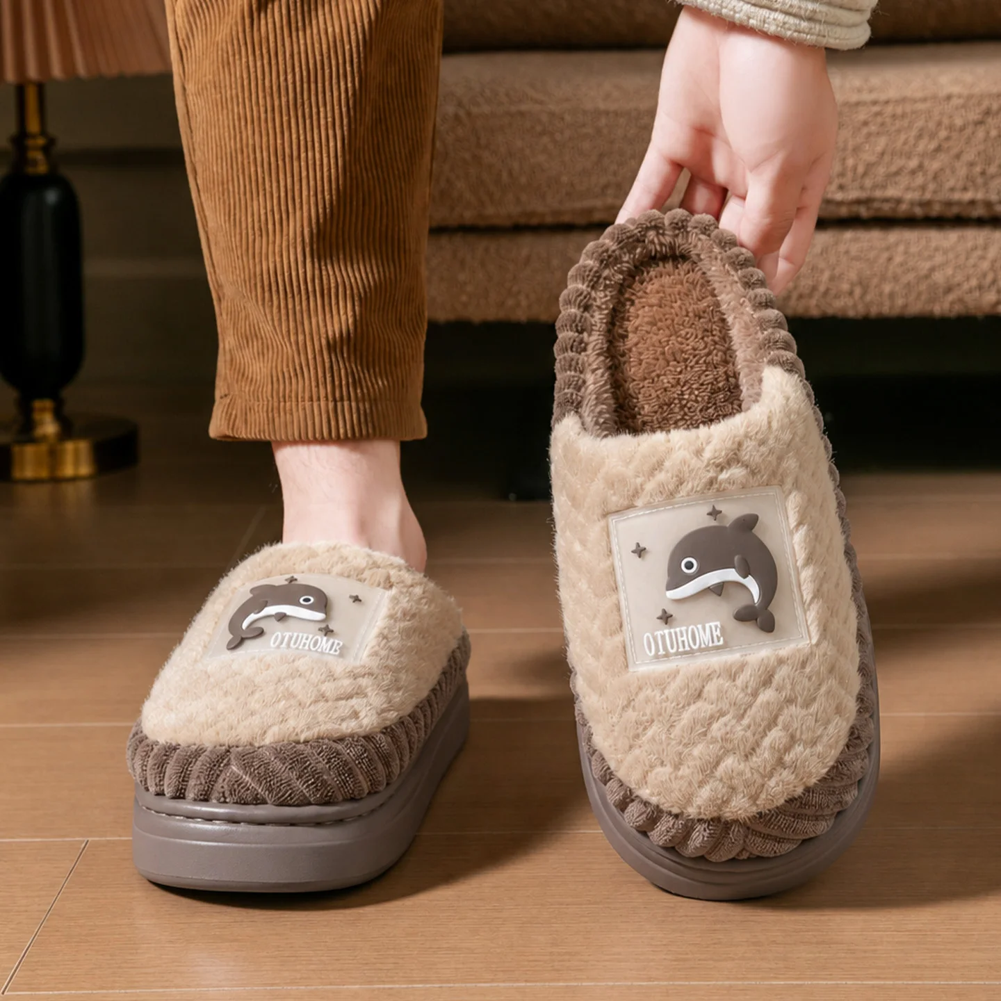 Winterwarme Hausschuhe für Damen und Herren, niedliche Wal-Cartoon-Plattformschuhe mit dickem Plüsch, rutschfeste, weiche EVA-Sohle, Indoor-Schlafzimmer-Slides, Mules – Detail 5