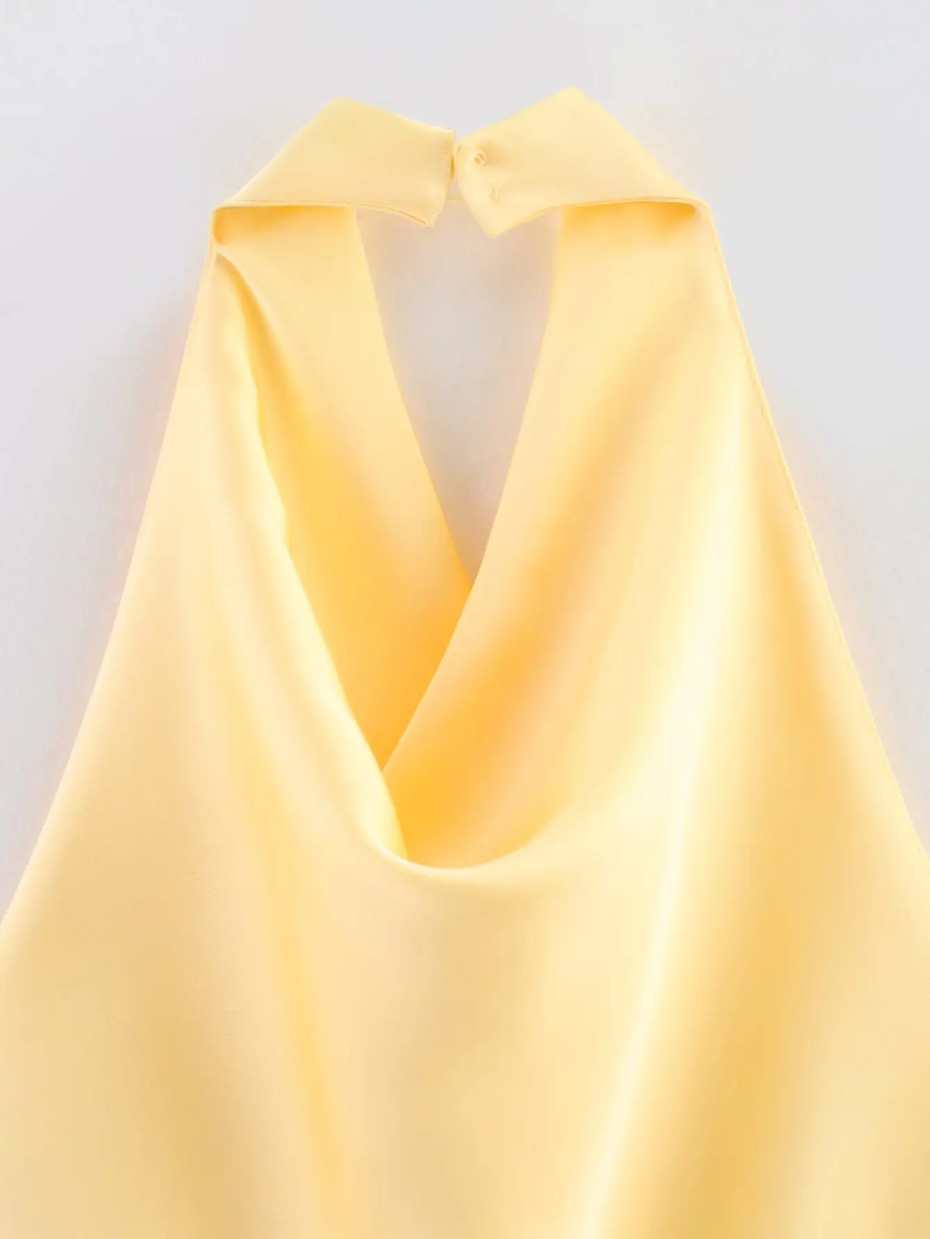 2025 منتجات الصيف الجديدة ملابس نسائية نسيج الساتان مزاجه موضة الرسن طوق مزاجه مثير عارية الذراعين