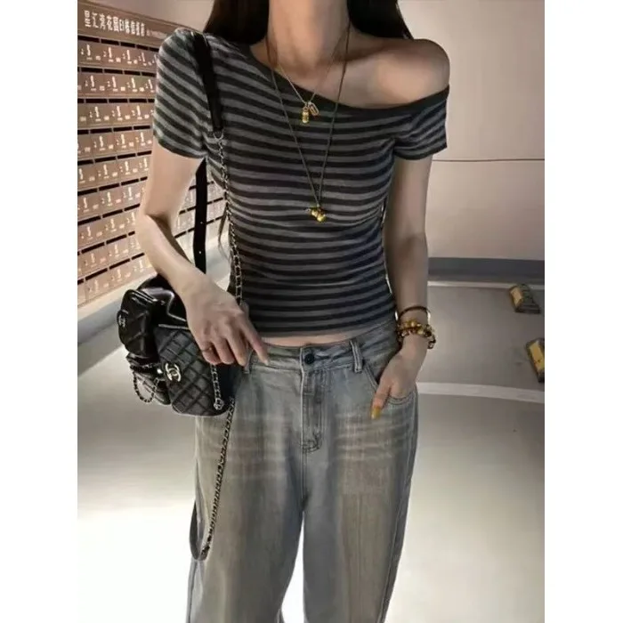 

Bla Stripe Asymmetrical Collar Svel Slim Fit Summer 2025 New Women's Unique Small irt Korean Sle Knitted Top