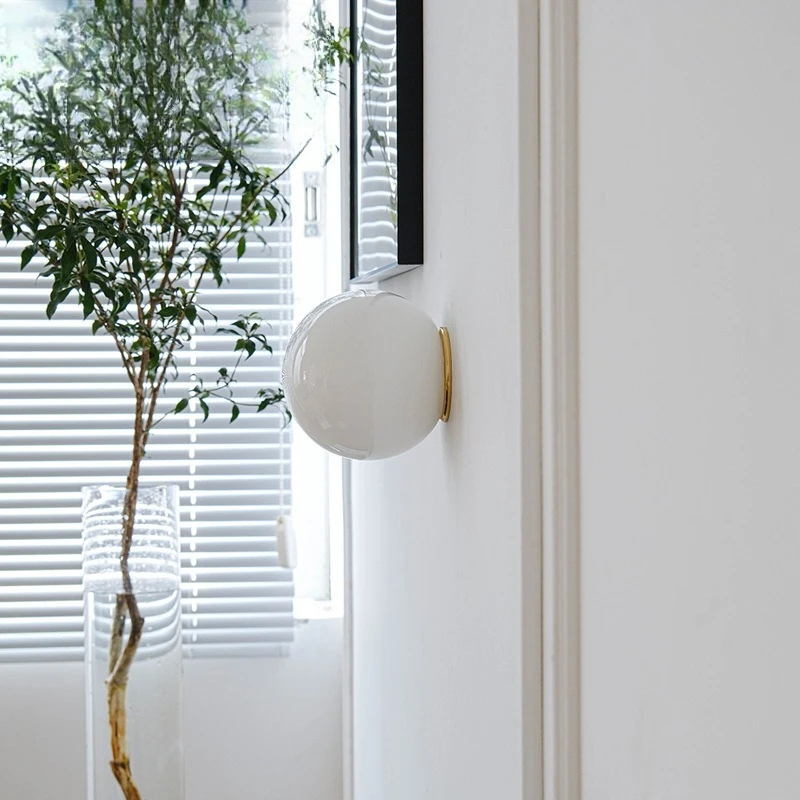 

Cream wind brass ball brass wall lamp, Bauhaus medieval bedside bedroom corridor balcony chrome lamp