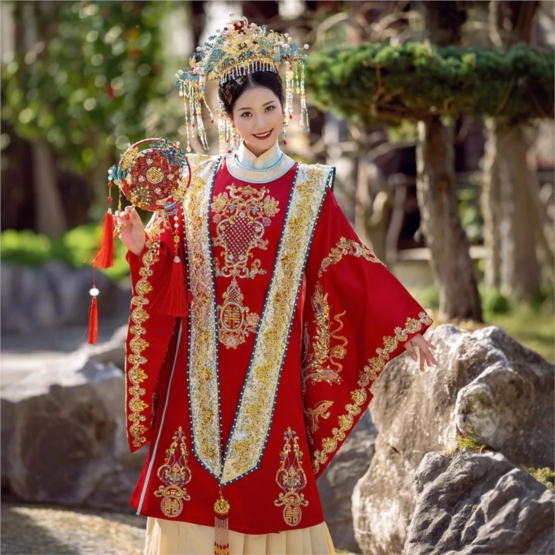 The Han wedding Chinese-style dress is a luxurious couple's style with phoenix crown and red cape featuring heavy embroidery