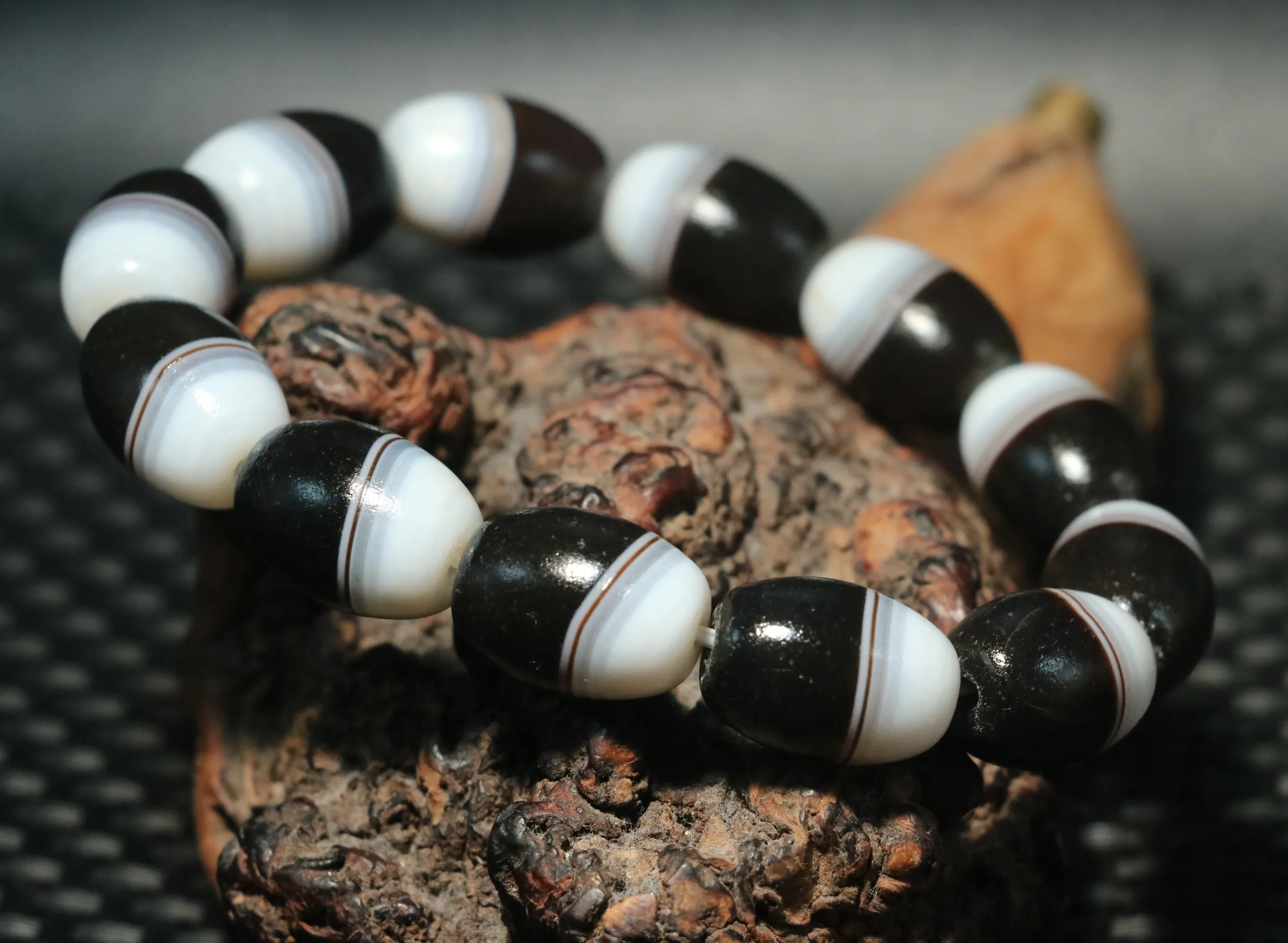 A Energy Tibetan Old Agate Natural Silkworm Line Yin Yang Healer Medicine dZi Bead L Bracelet Fashion 2023 Amulet Timestown