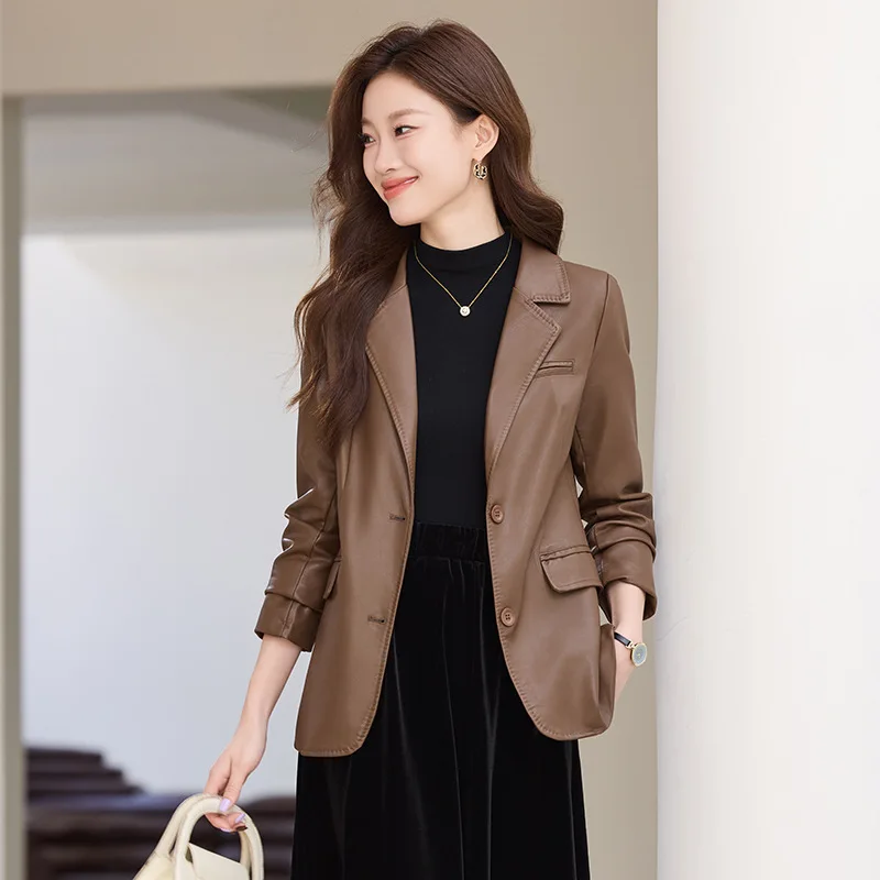 سترة طويلة من الجلد عالي الجودة للنساء بياقة مدببة سترة واحدة الصدر لخريف وشتاء 2025 ملابس مكتبية باللون الأسود والبني