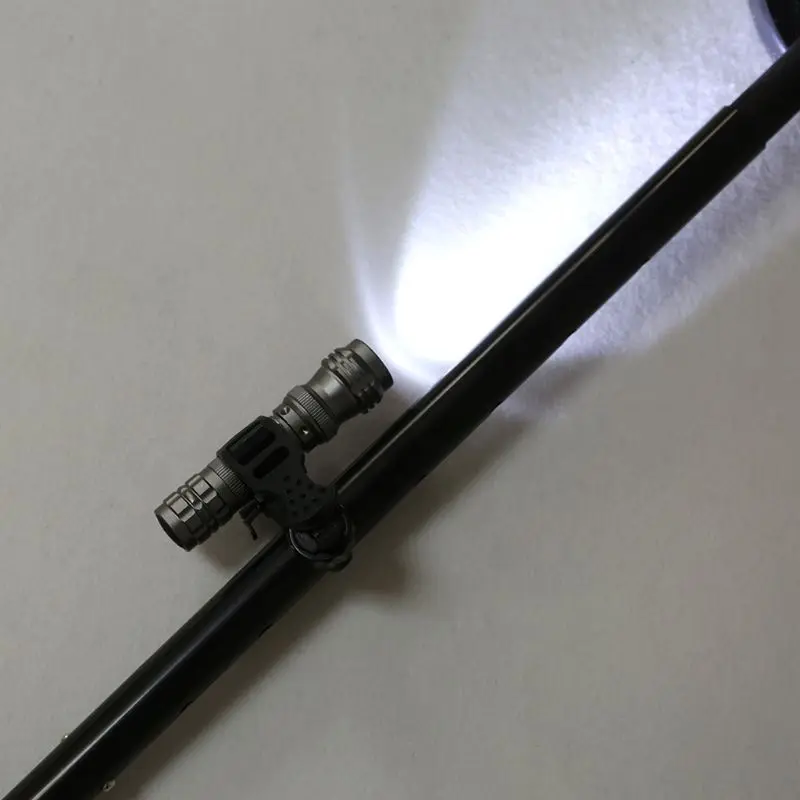 Suporte lanterna para detector metais, suporte ponteiro para detectores subterrâneos, rotação 360 ° ajustável, fácil
