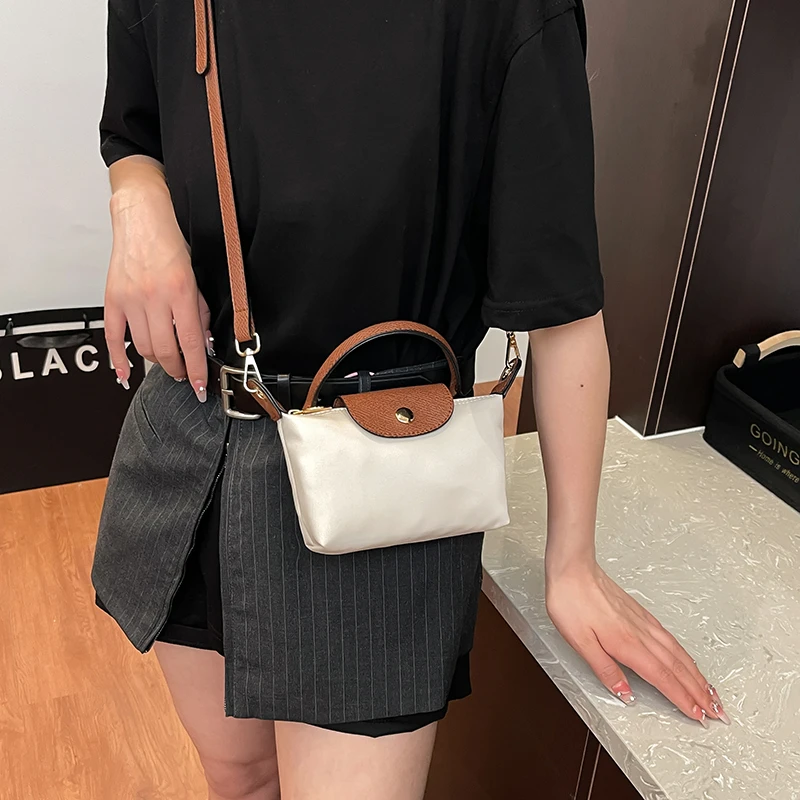 

Elegant Classic Messenger Bag for Fashionable Women Commuter with Trendy Logo and Versatile Crossbody Function