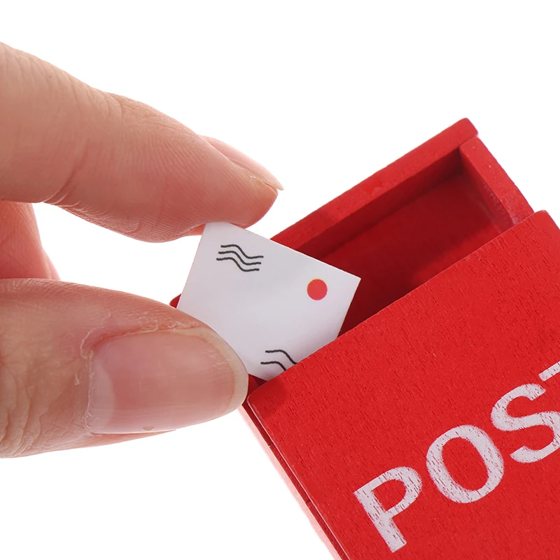 1 ensemble 1:12 maison de poupée Miniature boîte aux lettres en bois rouge boîte aux lettres en papier avec sac de courrier meubles de carte postale jouet de jardin féerique