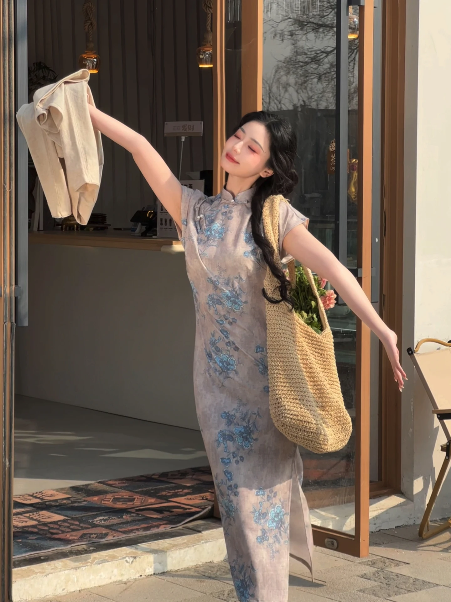 若い女性のヴィンテージスタイルの袍ドレススリミングウエストデザイン日常着新中国風ロースリット半袖ロングドレス 1