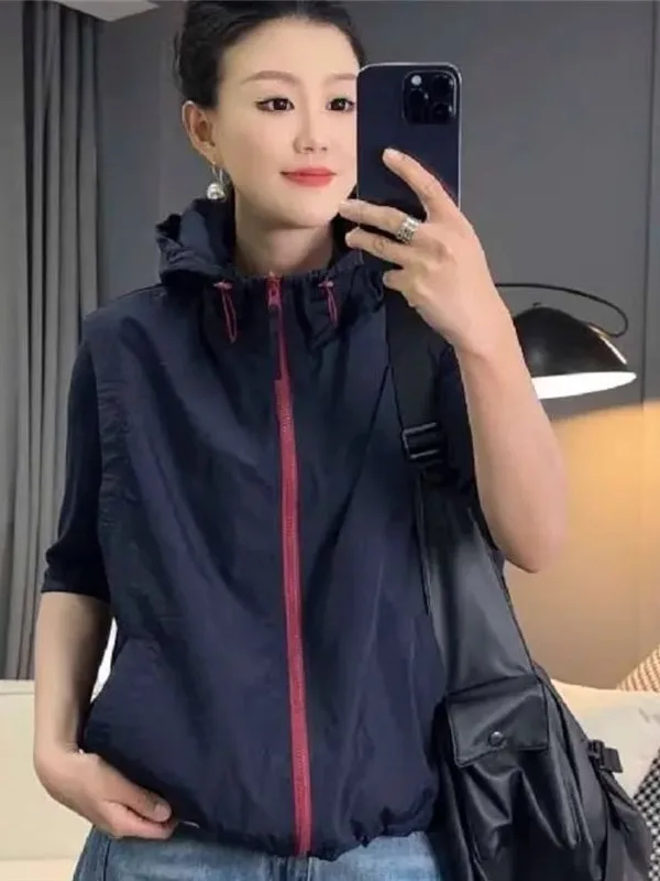 

Женская тонкая жилетка с капюшоном, весенняя новинка, безрукавка, верхняя одежда, топ с карманом на молнии, однотонная, универсальный стиль