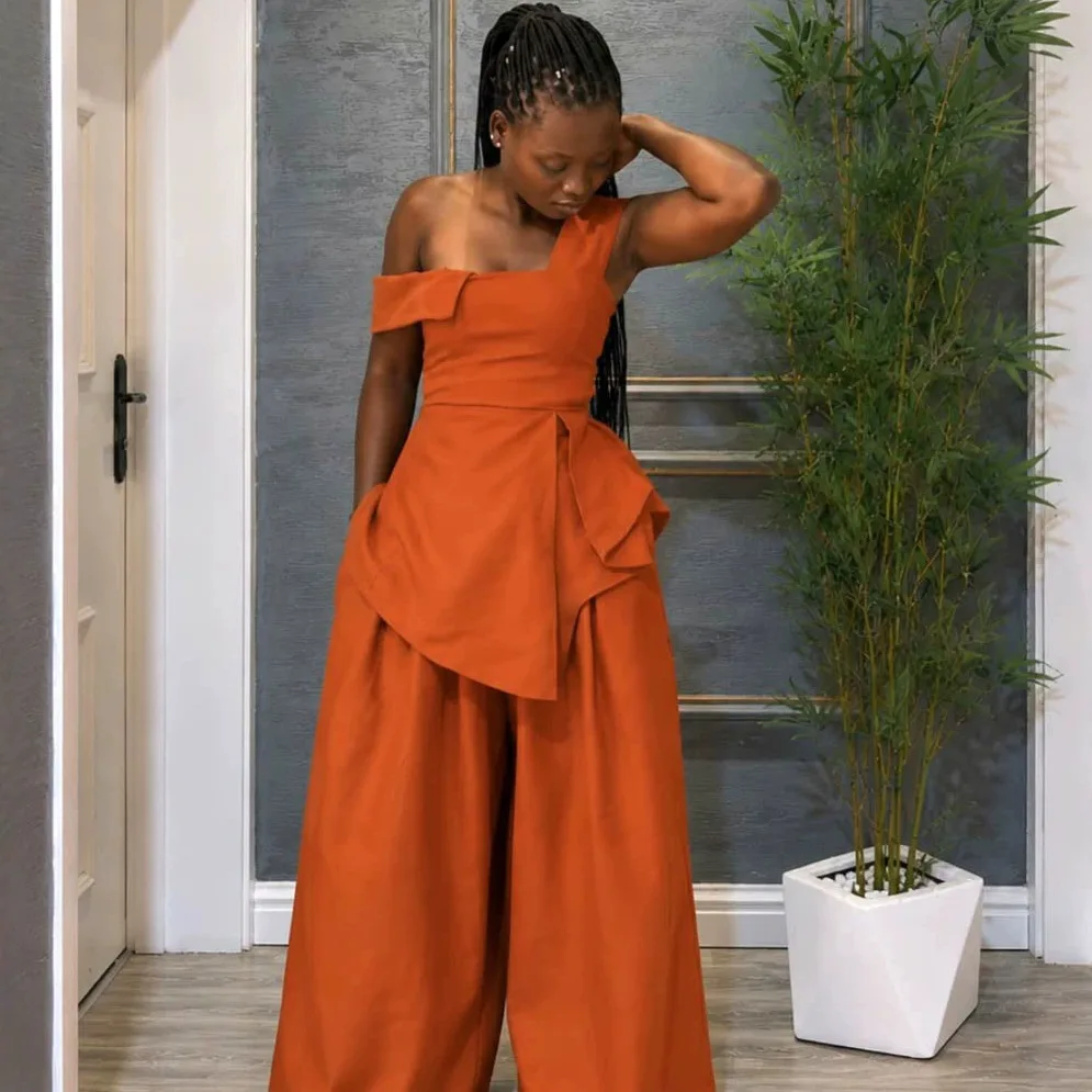 New Women's Fashion: A Stiglich Set Featuring A Erotogenic Off-the-shoulder Top With An Asymmetrical Design And Solid Color. Pai