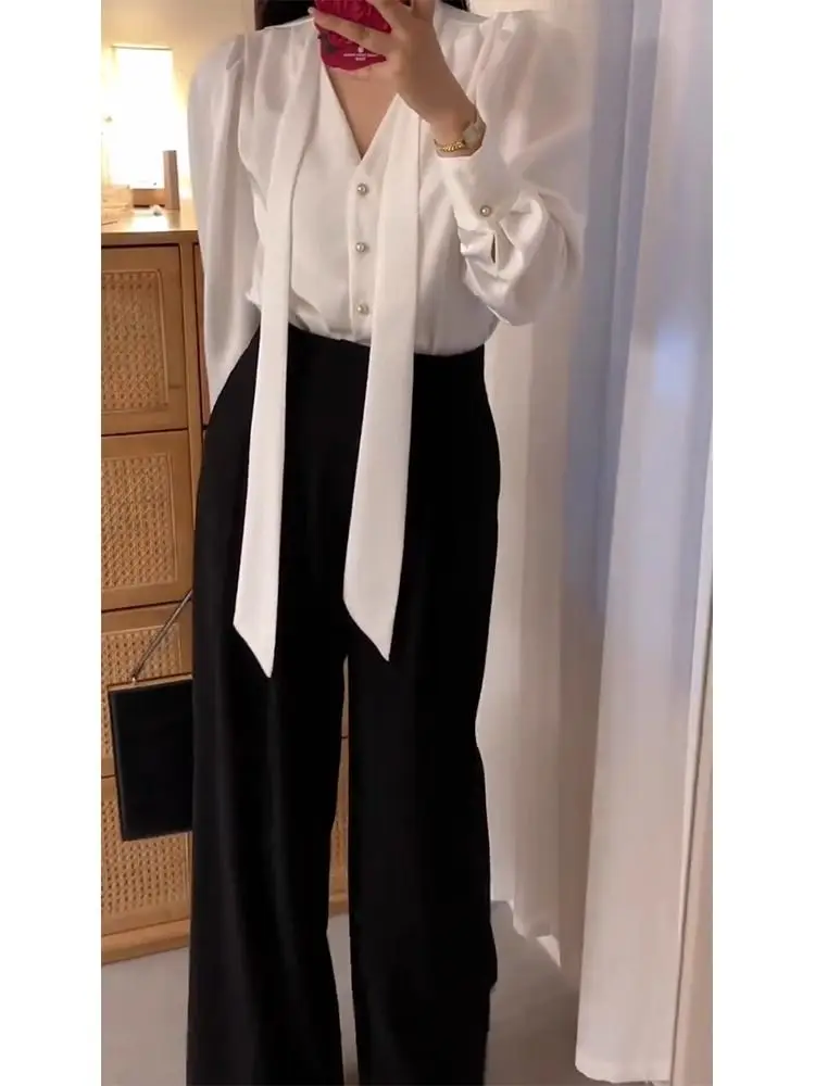 بلوزة نسائية أنيقة بياقة على شكل V وأكمام طويلة، تصميم عصري لفصلي الربيع والخريف مع خصر مطوي يُبرز الرشاقة، قميص فضفاض أنيق ل...