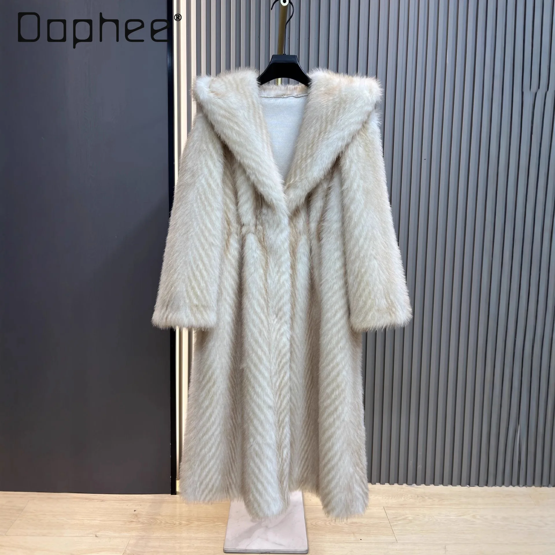 

Цельное пальто из искусственного меха для женщин, зима 2025, новое утолщенное теплое пальто из искусственного меха с капюшоном, утягивающее талию, длинная куртка