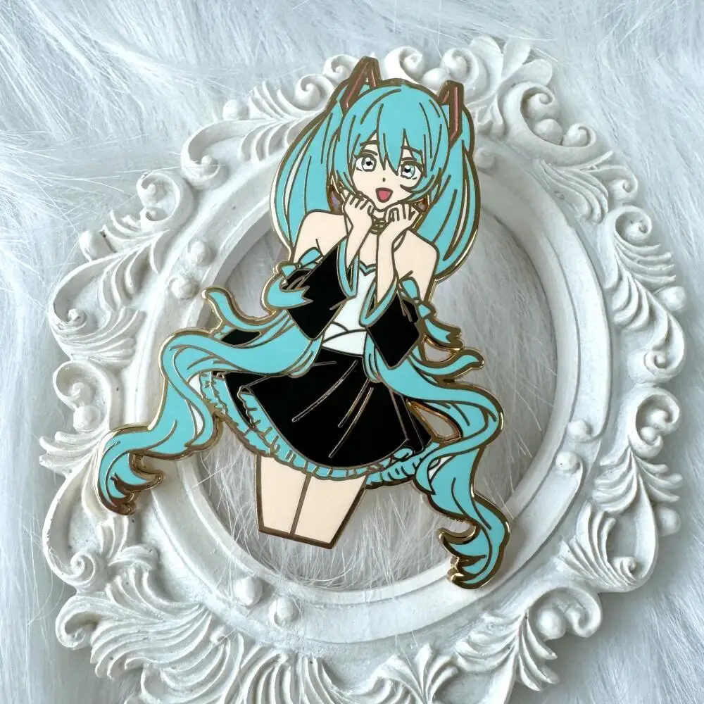 Hatsune Miku Distintivo in metallo a forma umana Spilla in metallo simile al smalto Cartoon Anime Hatsune Miku Accessori Distintivi