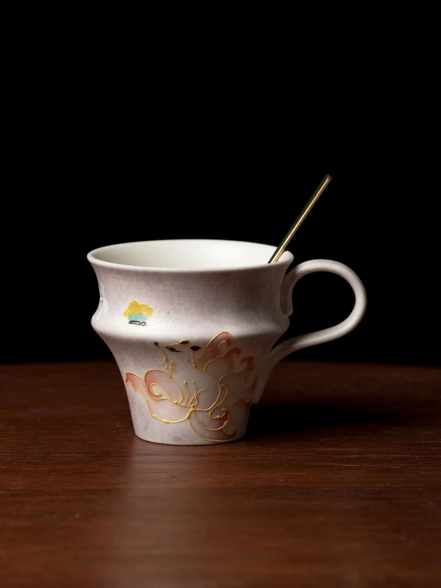 tazza-da-caffe-in-ceramica-dipinta-a-mano-con-decorazione-a-nove-code-di-colore-viola-dal-grande-valore-estetico-ideale-per-l’ufficio-e-per-la-casa-tazza-da-donna