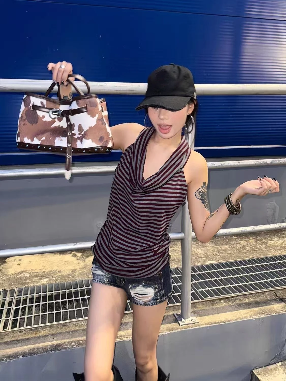 เสื้อวินเทจญี่ปุ่นแขนกุดสำหรับผู้หญิง สไตล์ Y2K เสื้อยืดเข้ารูปสำหรับใส่ไปทะเล เสื้อยืดวินเทจ เสื้อคลุมสไตล์เรโทรสำหรับงานปาร์ตี้ แฟชั่นเกาหลีสำหรับฤดูร้อน