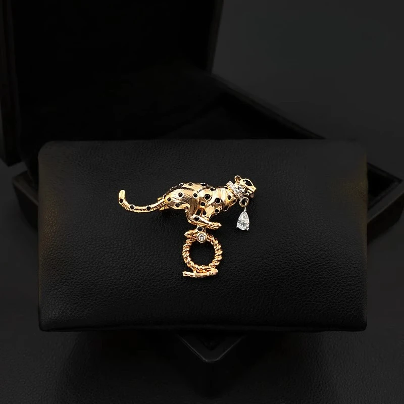 Cheetah Playing with Ring Men's Brooch Suit Lapel Pin Vintage Luxury Leopard Corsage Coat Accessory Pin Party Jewelry Gifts 5632