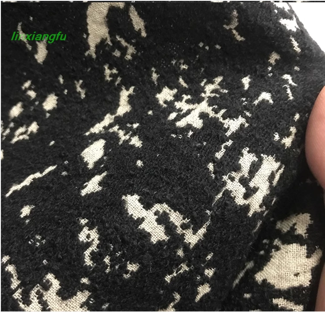 New knitted wool jacquard fabric, retro anti-wrinkle black gray two color fabric, spring and autumn clothing coat skirt fabric.