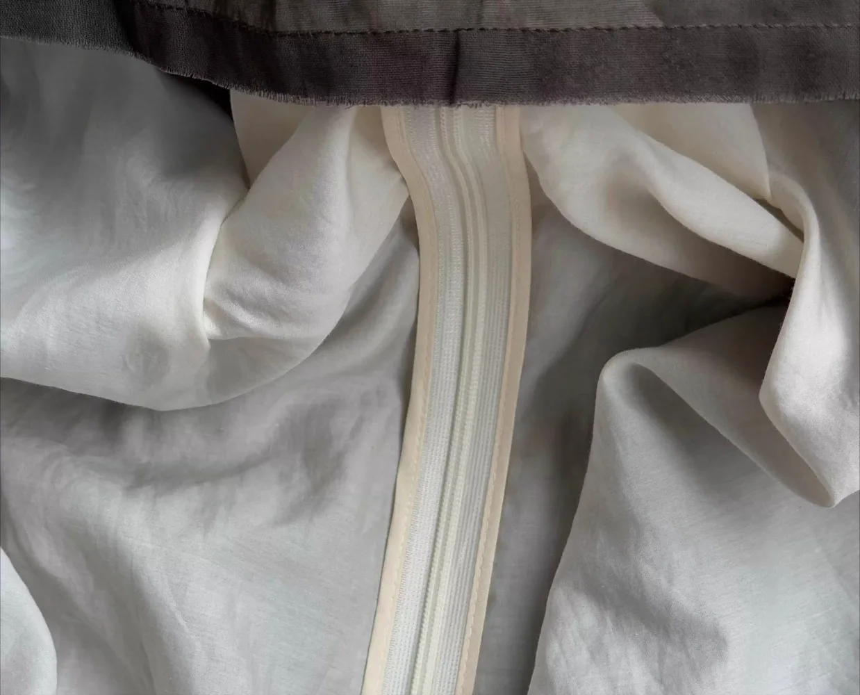 Zomergeverfde dubbellaagse katoenen top