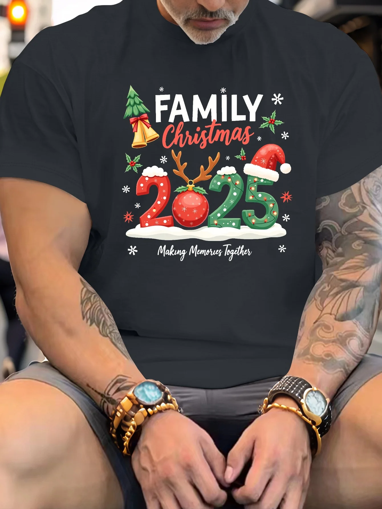 Camiseta masculina Plus Christmas – Família Natal 2025 Co-Crea Memórias Padrão Camiseta - Fundo Bege Letra Escarlata