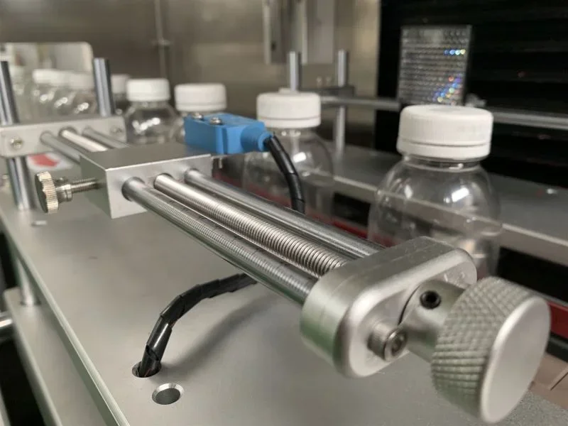 Fully automatic sleeve labeling machine Shrink sleeve label applicator for beverage bottles