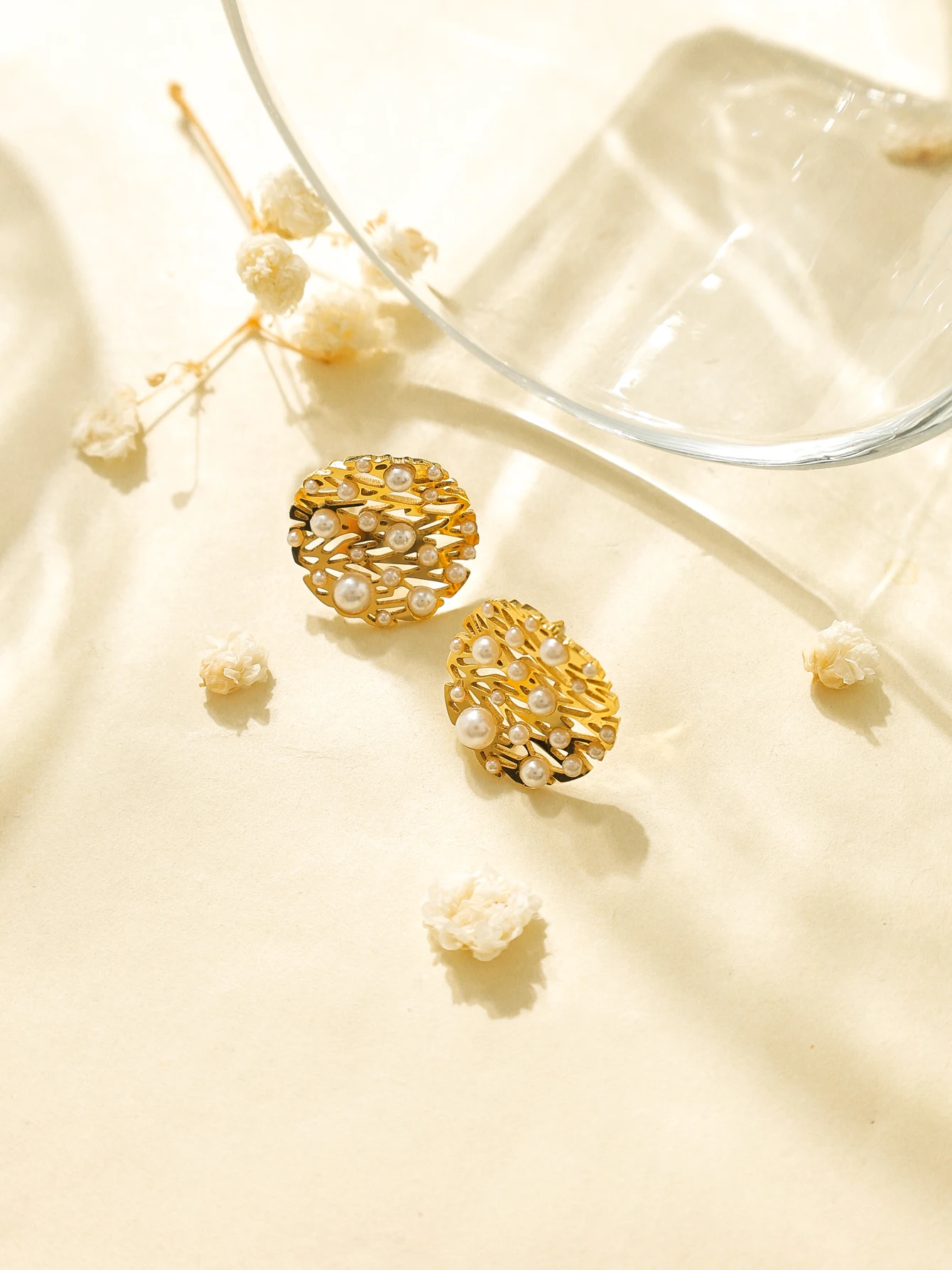

Vintage stainless steel gold light luxury honeycomb shape imitation pearl earrings suitable for women's party jewelry gifts