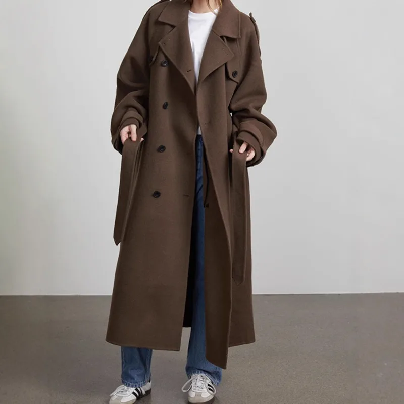 Dies ist ein trendiger Herbst-Winter-Modeartikel mit stilvollem Revers und Taillengürtel. Neuer Einfarbiger Wollmantel für Damen