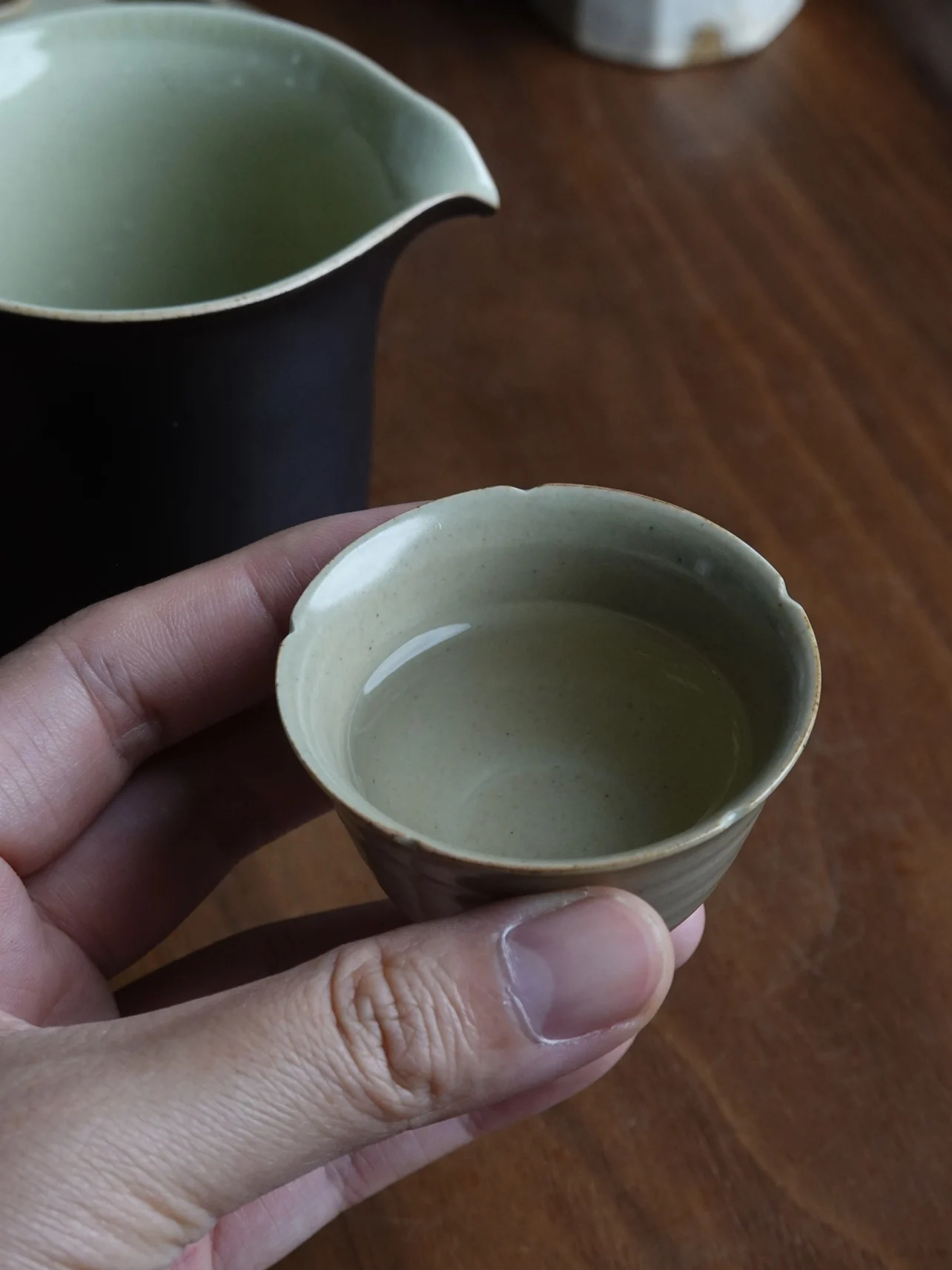 

Чайная чашка ручной работы из глазурованной керамики в китайском стиле с изображением лотоса и подсолнуха, деревянная подставка, для чаепития