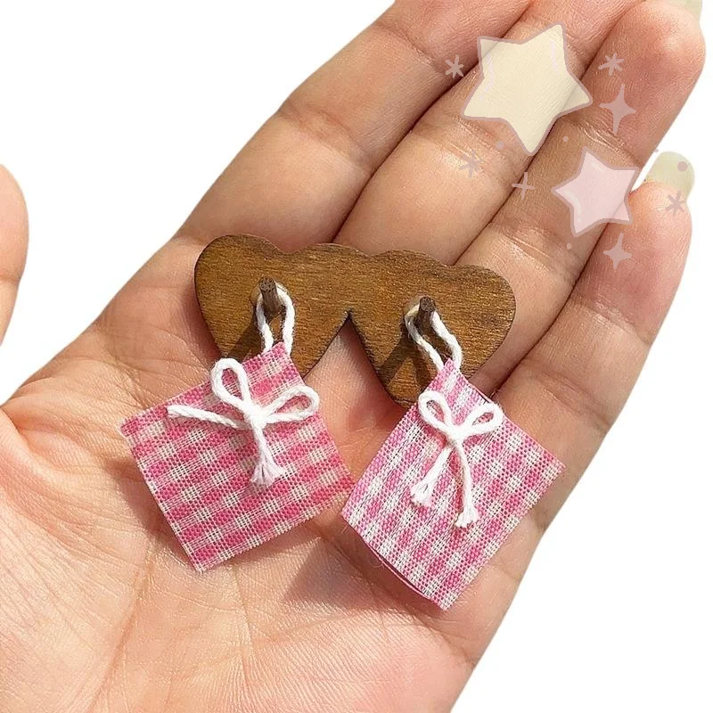 

1Pcs Dollhouse Mini Kitchen Decoration Simulation Coffee Colored Wooden Frame With Pink Cloth