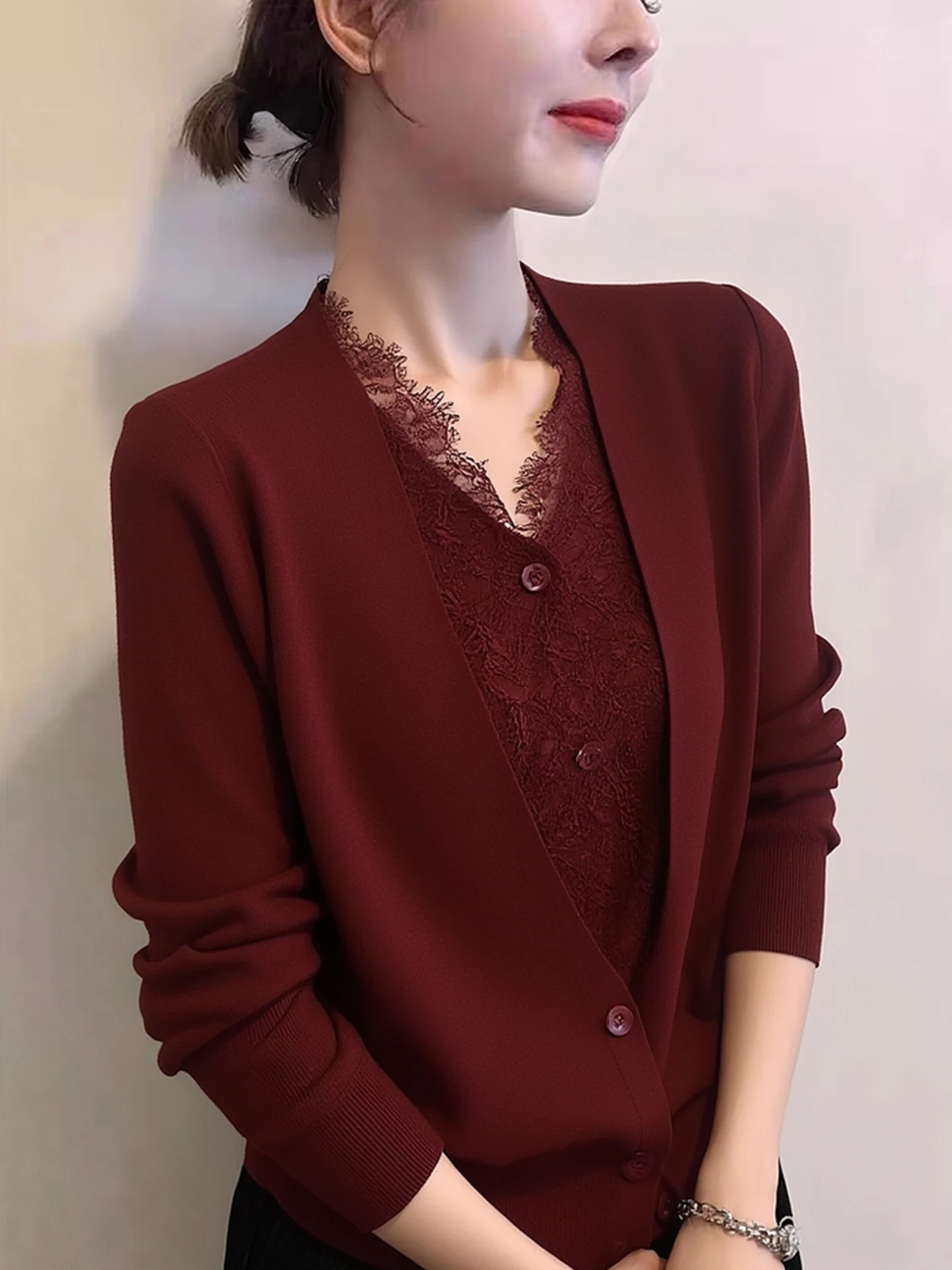 

Faionable Red Lace Splice Knitted Sweater Long Sve Winter New Year's irt Korean Sle Loose Fit V-Ne Knitwear