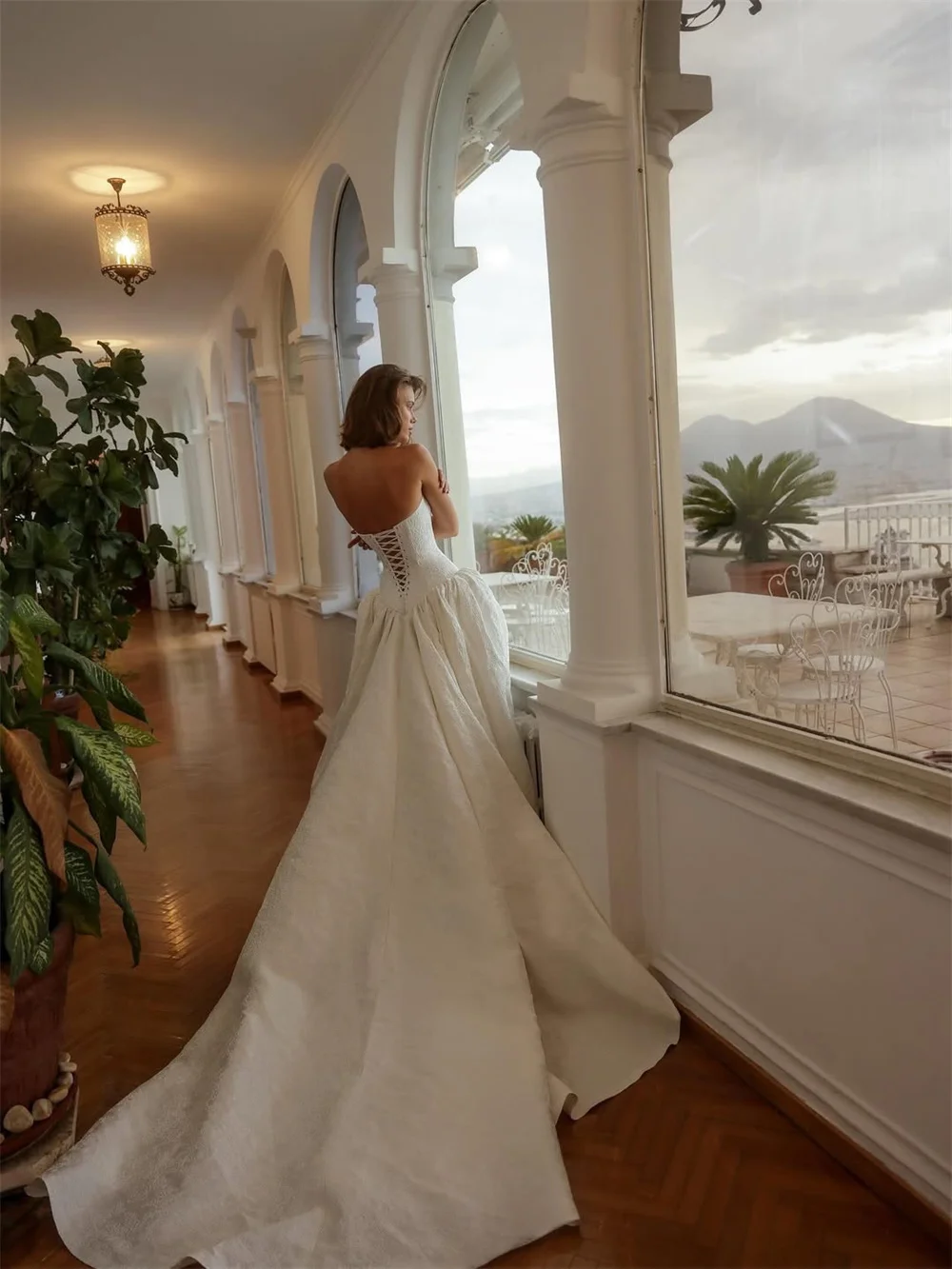 طوكيو مخصص فساتين الزفاف الأبيض حمالة أنيقة بلا أكمام الدانتيل متابعة الظهر ثوب الزفاف ألف خط قطار المحكمة ثوب الزفاف