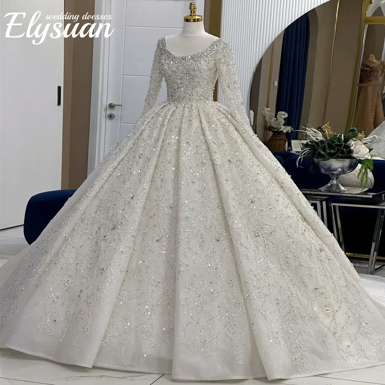Maßgeschneiderte luxuriöse elfenbeinfarbene Langarm-Brautkleider Arabisch Dubai Kristall Perlen Braut Puffy Princess Ballkleider