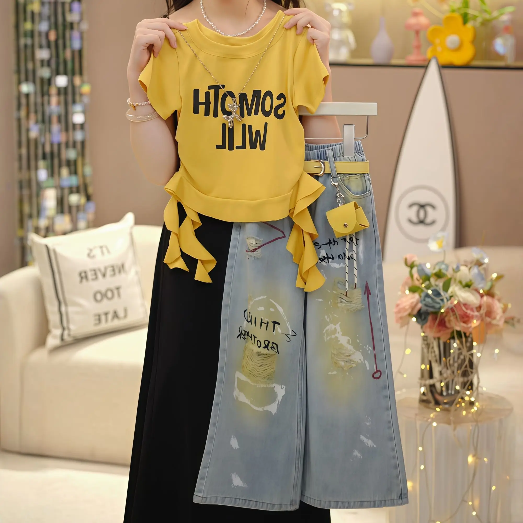 Girls Summer Short Sleeved T-shirts Jeans Set 2026 New Girls Printed T-shirt Graffiti Ripped Pants Stylish Two Piece Set