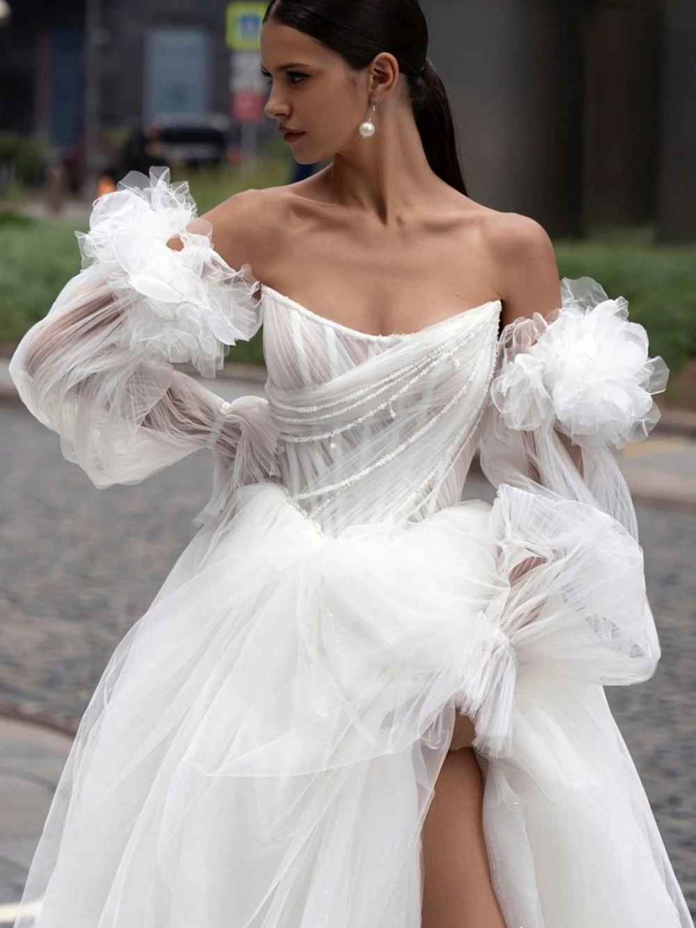 Vestido de novia con corsé Simple a la moda, ropa de novia con perlas y abertura lateral blanca, elegante, con cremallera en la espalda, tul sin tirantes, personalizado para mujer